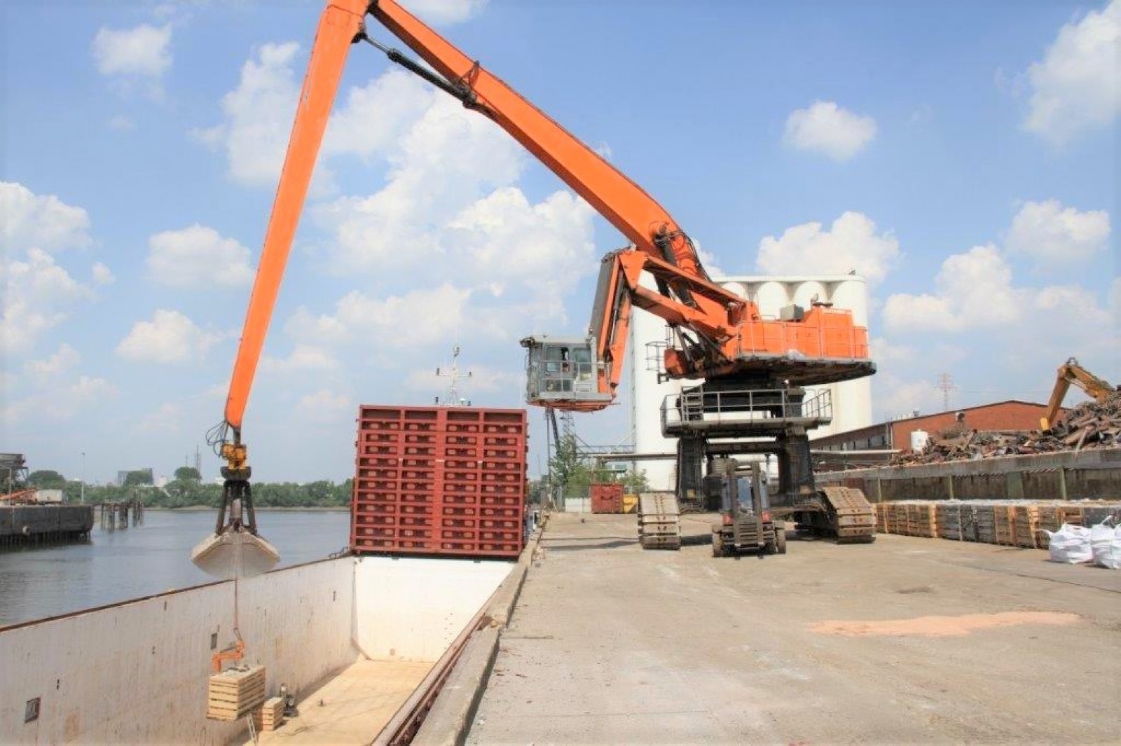 Cẩu trục chân đế Công ty Cổ phần Chế tạo máy Ninh Bình